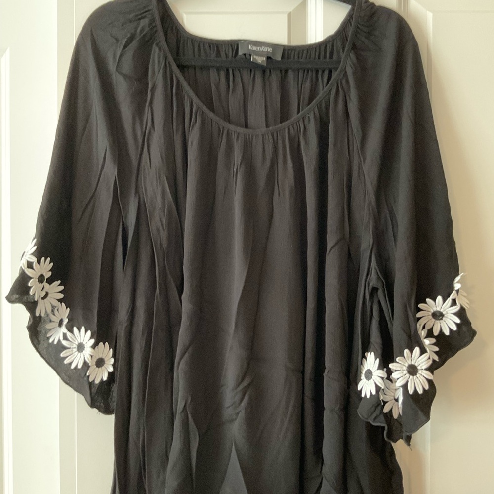 Karen Kane 1X flower accent swing top
